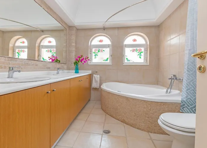 Anna's Brilliant In فيلة