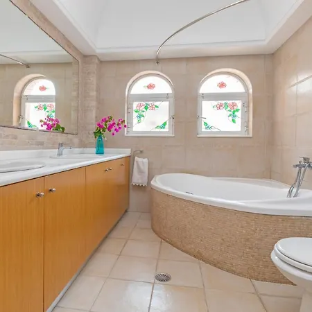 Anna's Brilliant In וילה